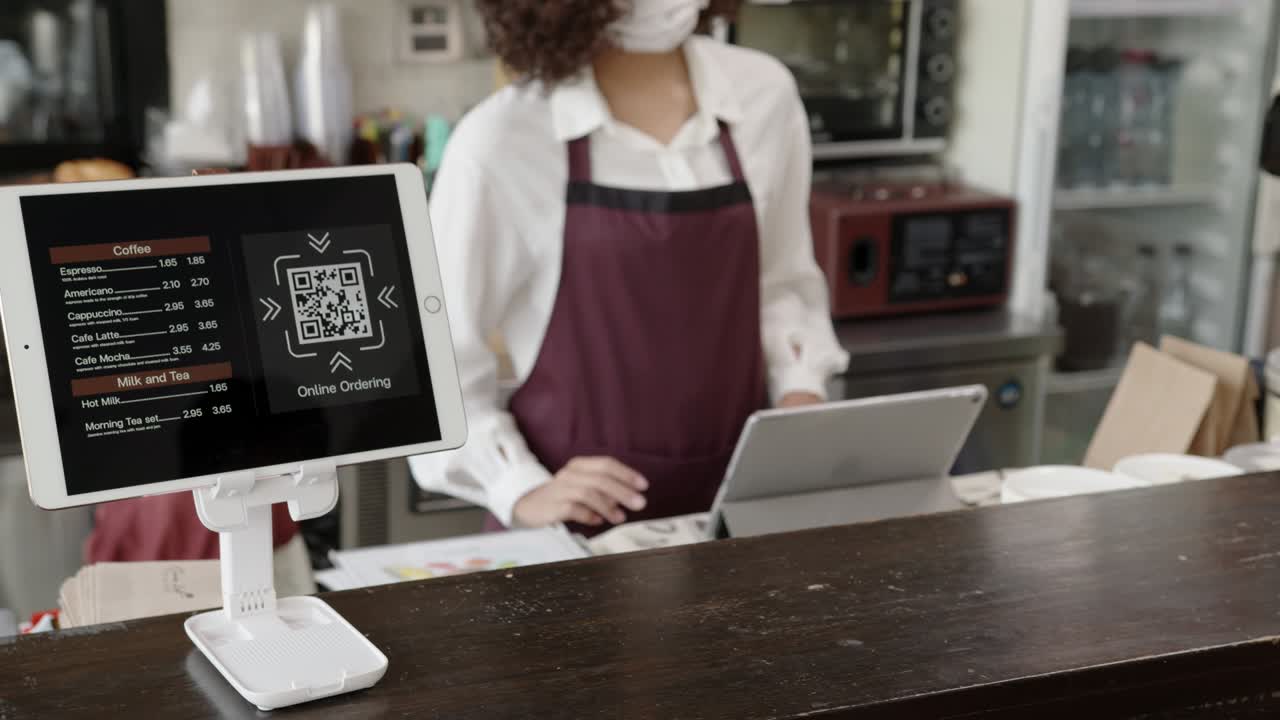 el cliente utiliza el escáner de teléfono inteligente para hacer pagos en línea en el café