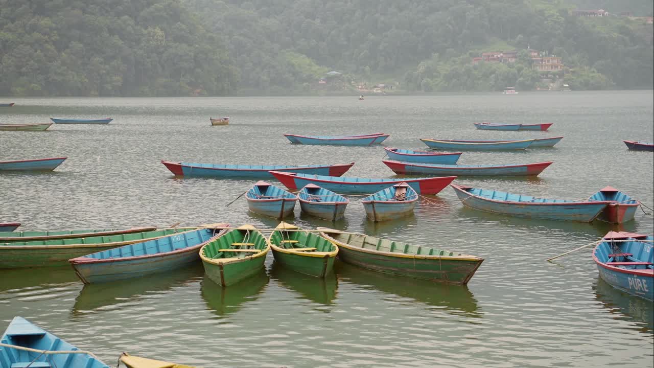 colorido viaje turístico en barco remando barcos en el lago fewa en pokhara en nepal, hermoso lago fewa con paisajes increíbles en pokhara