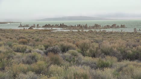 石岩 (tuff) 形成的岩層,在加州摩諾湖 (mono lake) 上出現在塞拉山脈 (sierra) 的一個暴風雨天,