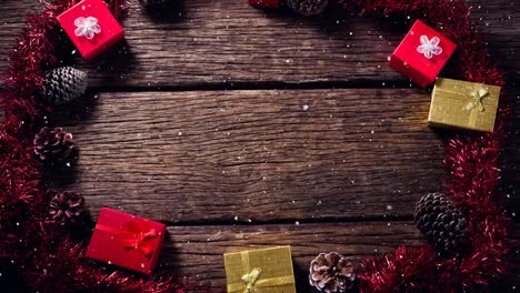 caída de nieve con decoración de regalos de navidad en madera