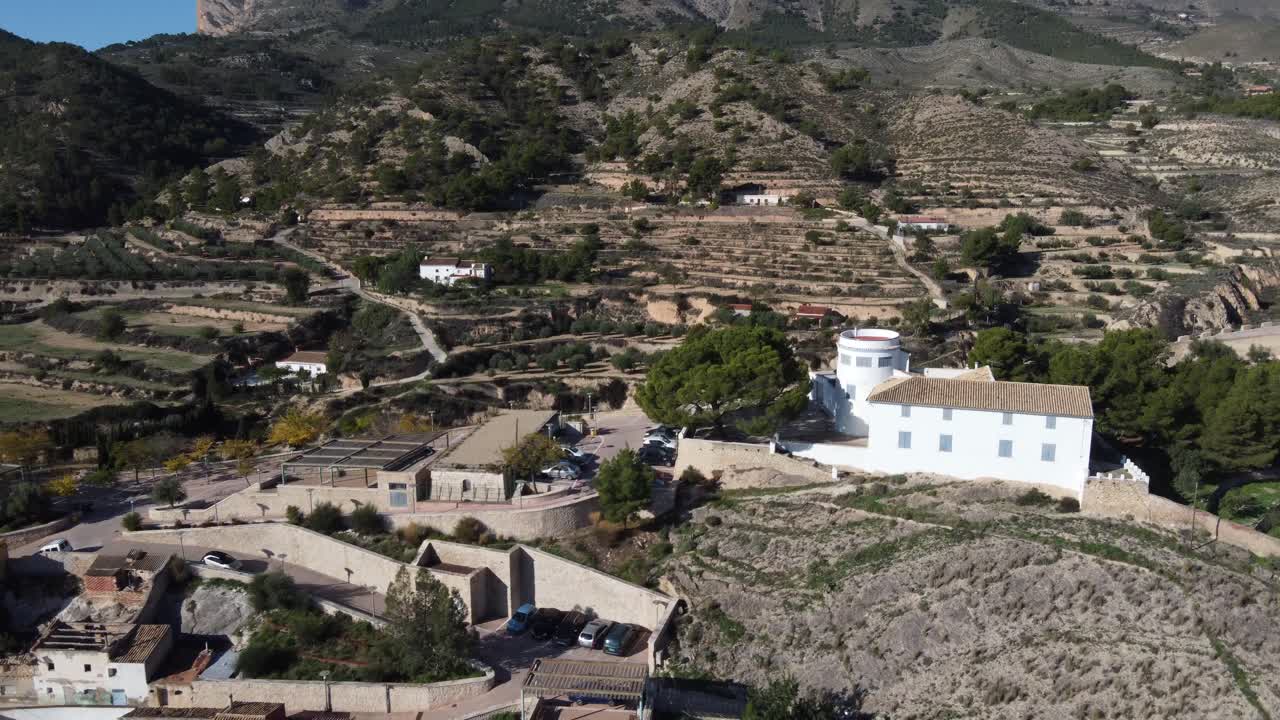 Vista aerea della torre e del castello di Blay a Jijona, Spagna