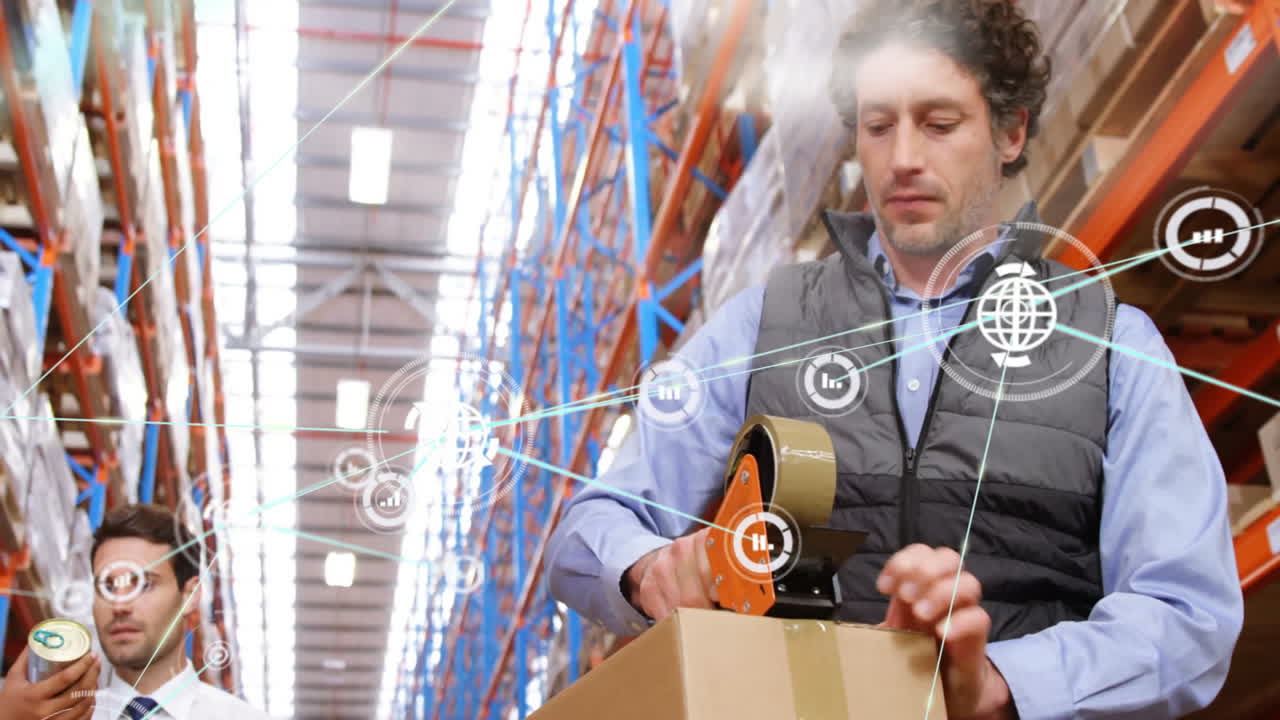 анимация сети связей с иконами над кавказскими рабочими-мужчинами, работающими на складе