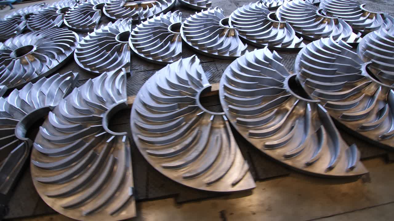 공기 압축기의 반 원 금속 세부 사항이 바닥에 놓여 있습니다.