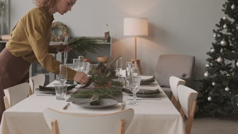 mujeres decorando la mesa con ramas de abeto