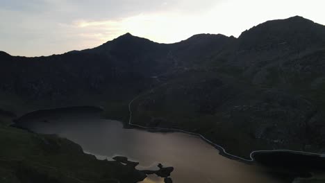 Snowdonia,-Gales,-Vista-Del-Atardecer-Sobre-El-Lago-Llyn-Brittaw-Y-El-Monte-Snowdon