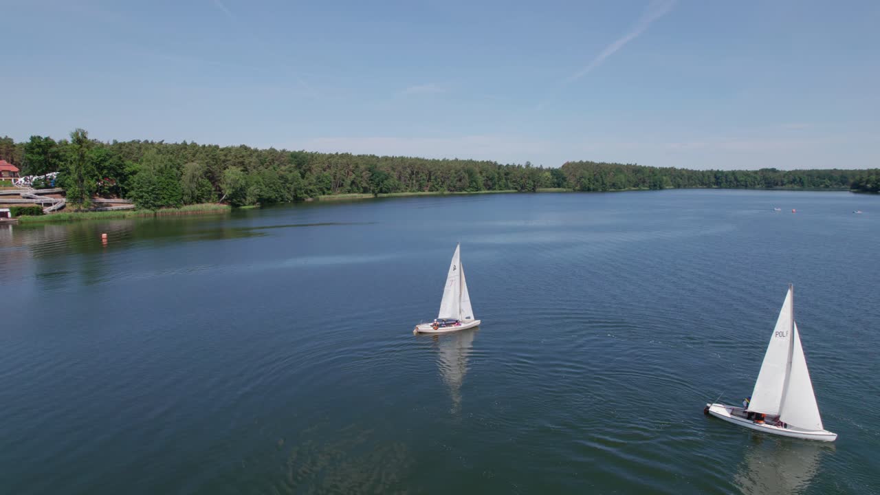 los veleros navegan en un lago, el disparo de paralaje de un avión no tripulado lejano