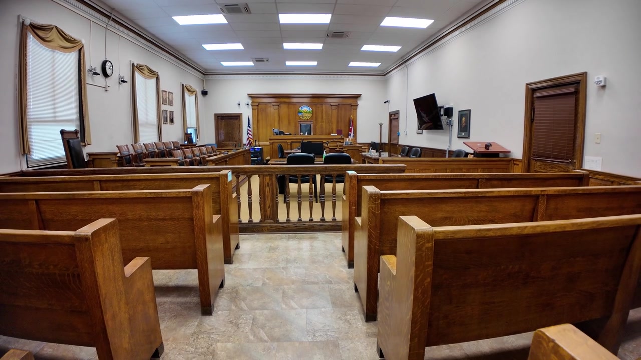 Toma amplia con gimbal que se adentra en una sala de audiencias en el histórico Palacio de Justicia del Condado de Hocking.