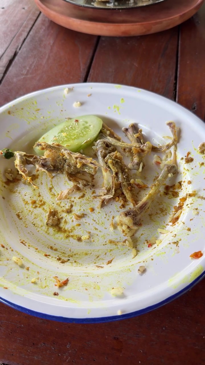 Ossa di Pollo Avanzate e Fetta di Cetriolo su un Piatto