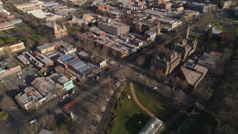 Toma-Aérea-De-Bendigo-Con-Un-Tranvía-Ligero-Que-Baja-Por-La-Calle-Principal