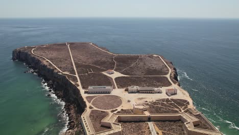 Vista-Aérea-De-La-Fortaleza-De-Sagres-En-La-Vista-Aérea-Nocturna,-Portugal