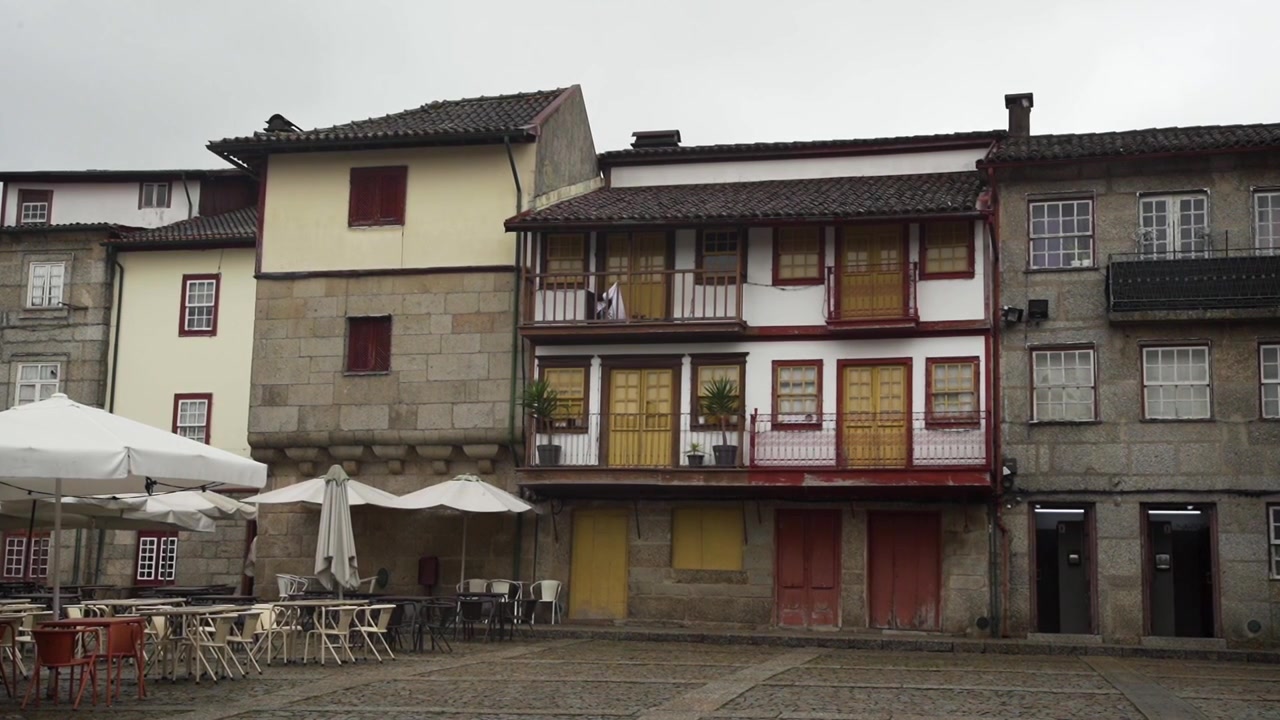 Edificio in pietra colorato a Guimarães, Portogallo.