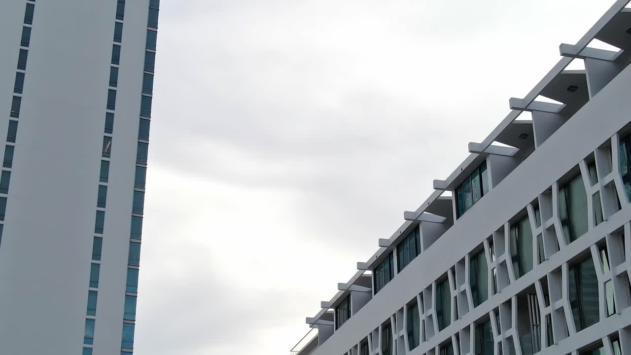 Edifici moderni affiancati a Bangkok sotto un cielo nuvoloso