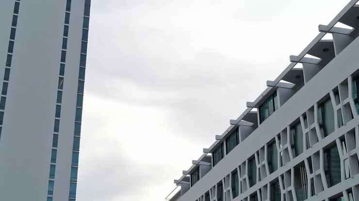 Edifícios modernos se unem em Bangkok sob um céu nublado
