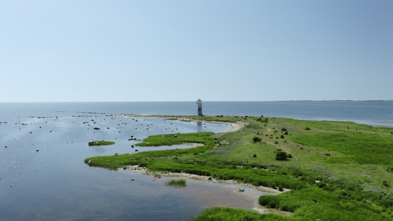faro blanco en la costa