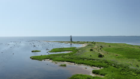 faro blanco en la costa