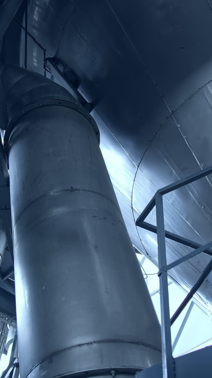 Ny teknologisk mælkefabrik med stålrør. Mælkeproduktion i mejeribranchen. Vertikal video
