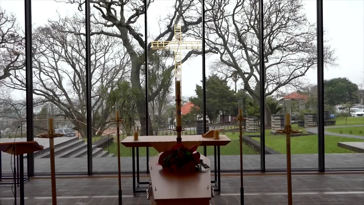 영구차나 예배당에 있는 장례식 관의 클로즈업 샷 또는 묘지의 매장