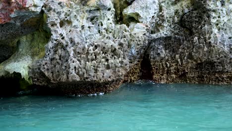 las olas golpean suavemente contra los acantilados rocosos de la costa
