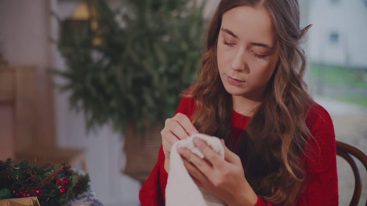 집 에서 장난감 을 청소 하는 젊은 여자
