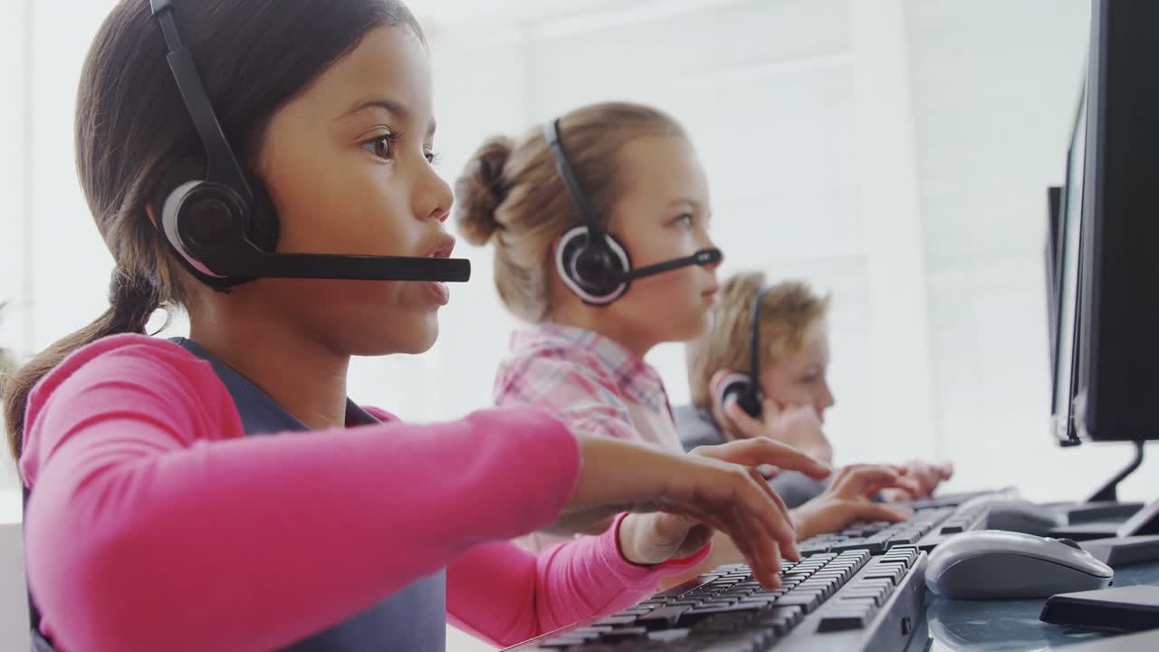 Bambini operatori del servizio clienti che parlano con un cliente 4K 4k