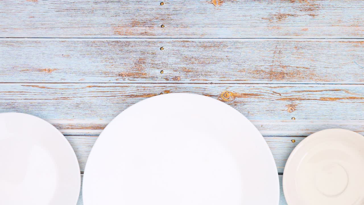 diferentes formas de deliciosos chocolates aparecen en el plato blanco - detenga el movimiento