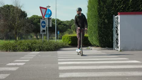 Mann-Auf-Einem-E-Scooter-überquert-Tagsüber-Die-Fußgängerzone-Auf-Der-Straße