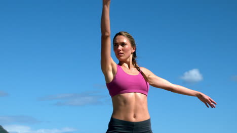 rubia en forma haciendo yoga en un día soleado