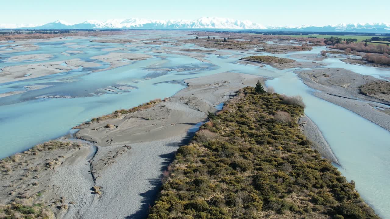 воздушная съемка величественных южных альп с красивой реки ракайя в ясный, спокойный день середины зимы