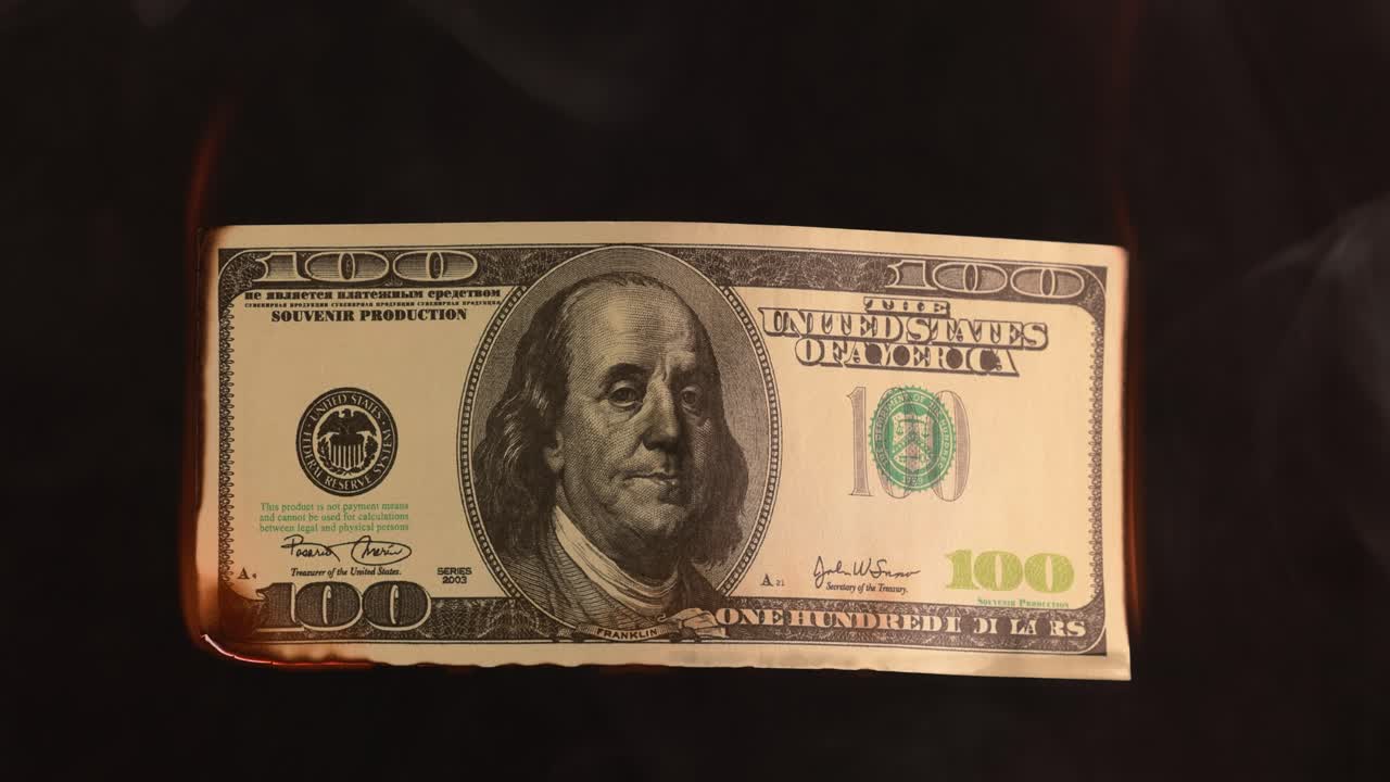 미국 달러 지폐, 돈이 불타고 있습니다. 인플레이션과 통화 평가절하라는 경제 위기의 개념입니다.