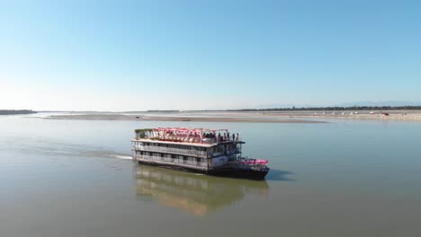 4K-Drohnenaufnahme-Einer-Yacht,-Die-An-Einem-Strahlend-Sonnigen-Tag-Auf-Dem-Wunderschönen-Brahmaputra-Fluss-Segelt