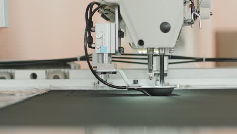 primer plano de la parte de trabajo de la máquina de coser con cuero. máquina de cosir cnc