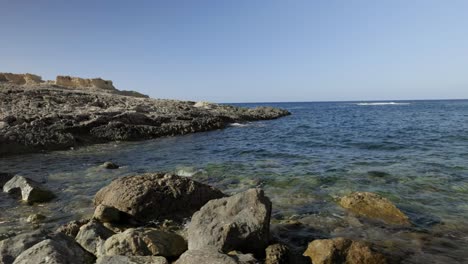 Close-up-rocks-and-stones-on-tropical-island-beach-in-summer-sun