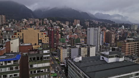 Bogotá-Colombia-Antena-V17-Paso-Elevado-Bajo-Chapinero-Capturando-El-Paisaje-Urbano-Del-Barrio-De-La-Salle-En-La-Ladera-Con-Terreno-Montañoso-Al-Fondo-Al-Atardecer---Filmado-Con-Cine-Mavic-3---Noviembre-De-2022