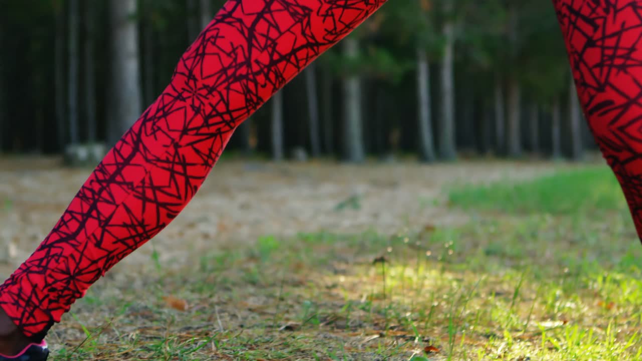 atleta escuchando música mientras hace ejercicio en el bosque 4k
