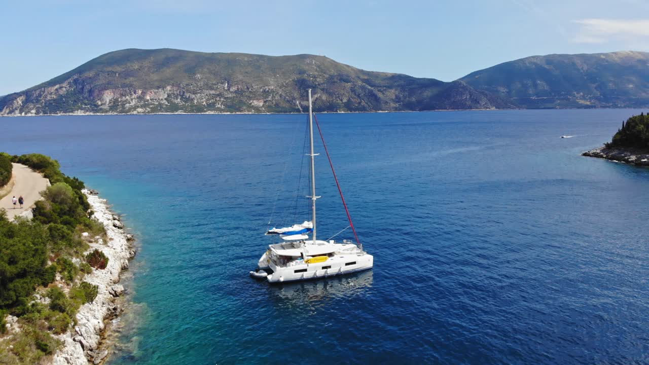 Barche che galleggiano sul mare calmo e azzurro a Foki Beach, Cefalonia, Grecia