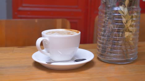 primer plano de una taza de capuchino en una mesa