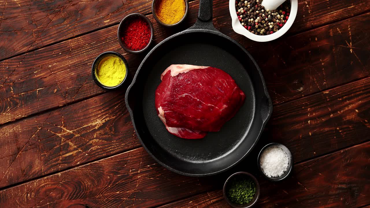 carne cruda en sartén