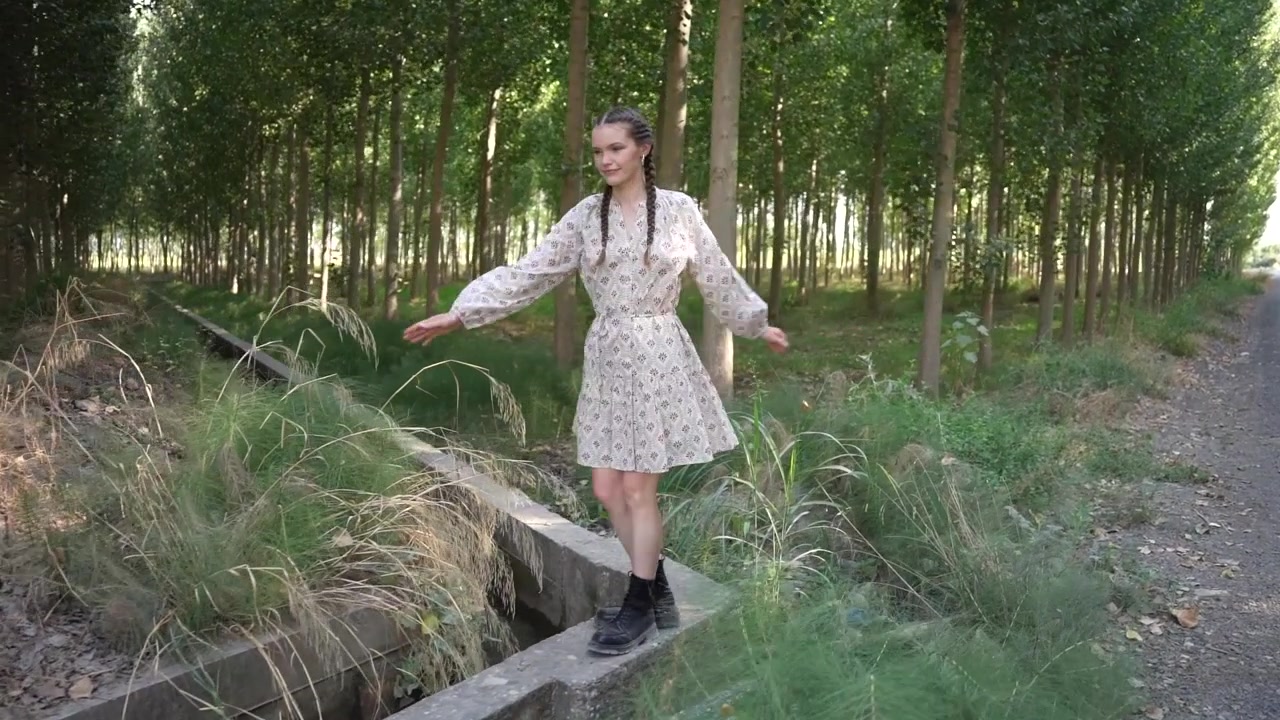 Un atto di equilibrio su un sentiero di campagna panoramico, una passeggiata trendy e alla moda.