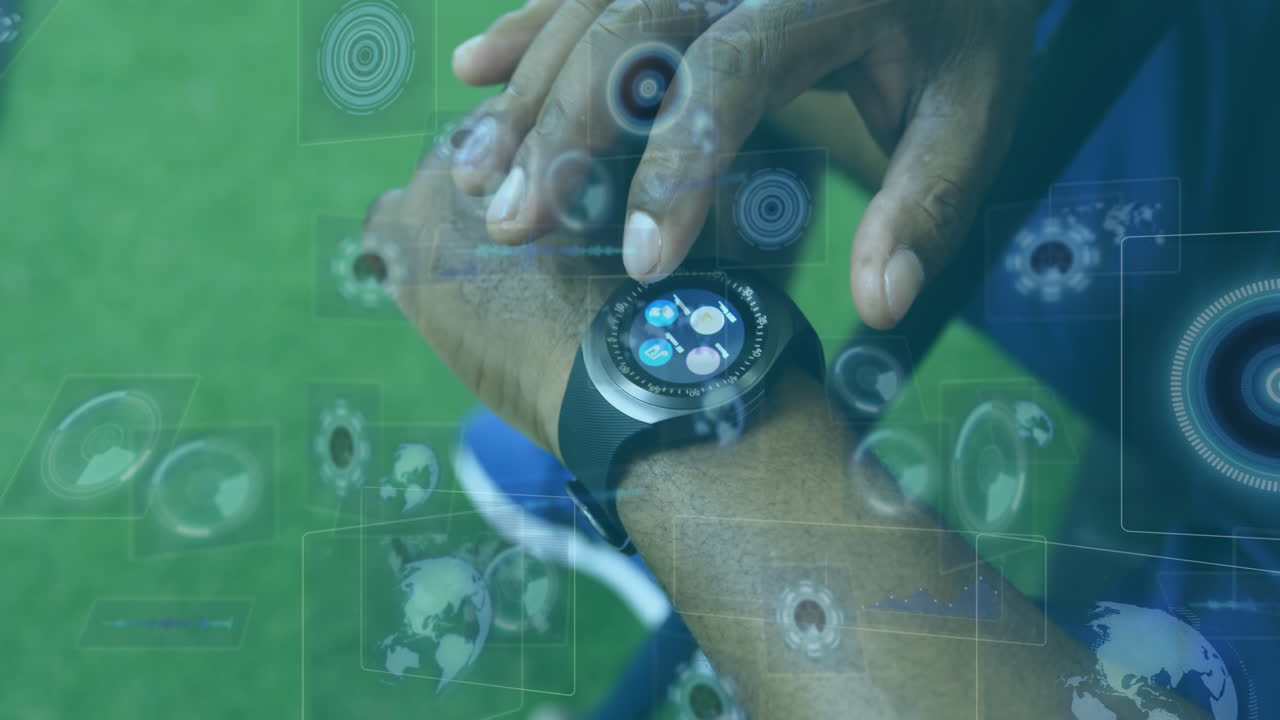 animación de escaneos y procesamiento de datos en pantallas sobre el hombre comprobando el reloj inteligente