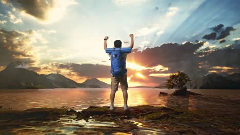 vista trasera del cuerpo completo de un excursionista masculino con mochila de montañismo gritando meta celebrando el éxito en un lago