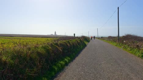 Ciclo-Para-Enganchar-La-Cabeza-Wexford-Irlanda,-Principios-De-Primavera-Cálido-Día-Soleado-Con-Olor-A-Aire-Marino,-Perfección