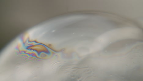 foto macro de líquido de color arcoiris en una esfera
