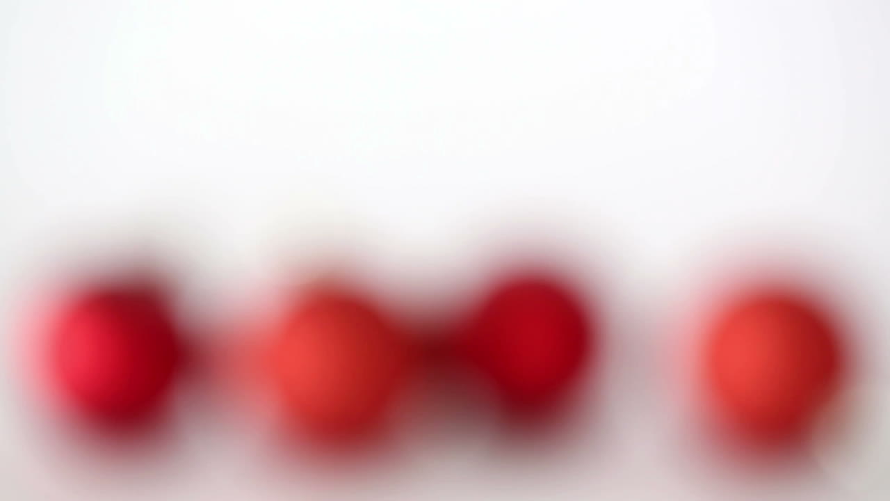 빨간색 블 크리스마스 장식에 초점을 맞추십시오.