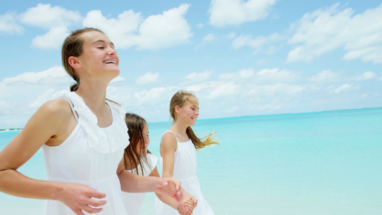 백인 부모와 그들의 어린 딸들이 해변에서