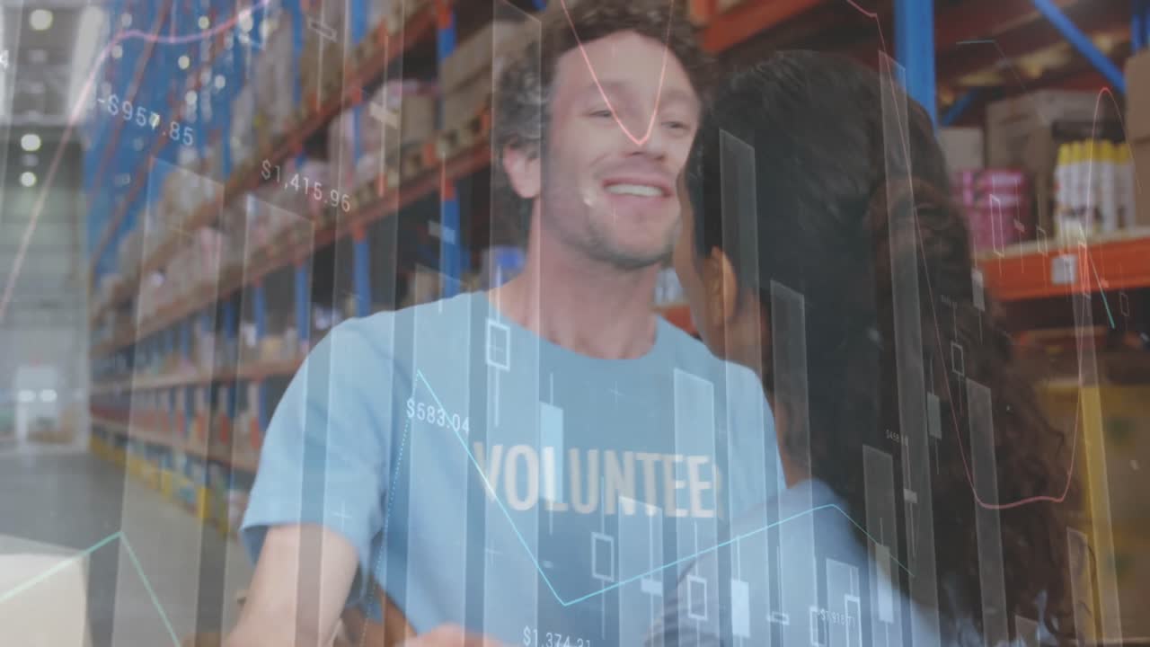 창고에서 일하는 미소 짓는 자원봉사자들에 대한 통계 및 데이터 처리 애니메이션