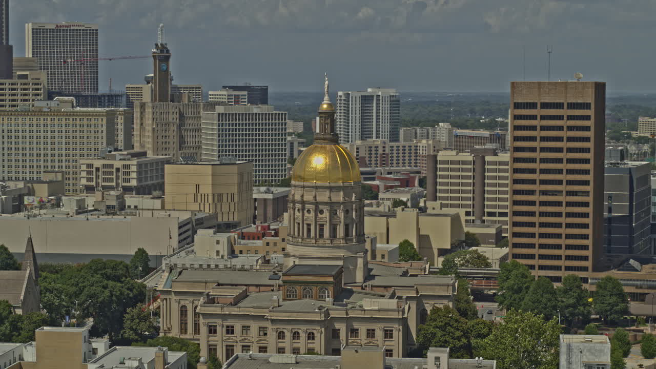 atlanta georgia 공중 v635 팬은 황금색 돔이 있는 역사적인 건물의 왼쪽 샷 - dji inspire 2, x7, 6k - 2020년 7월