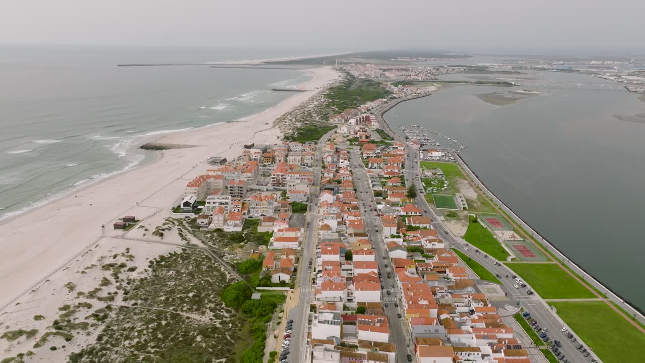 Nouseva drone-lento rannikkokaupungin yllä Etelä-Portugalin Algarvessa.