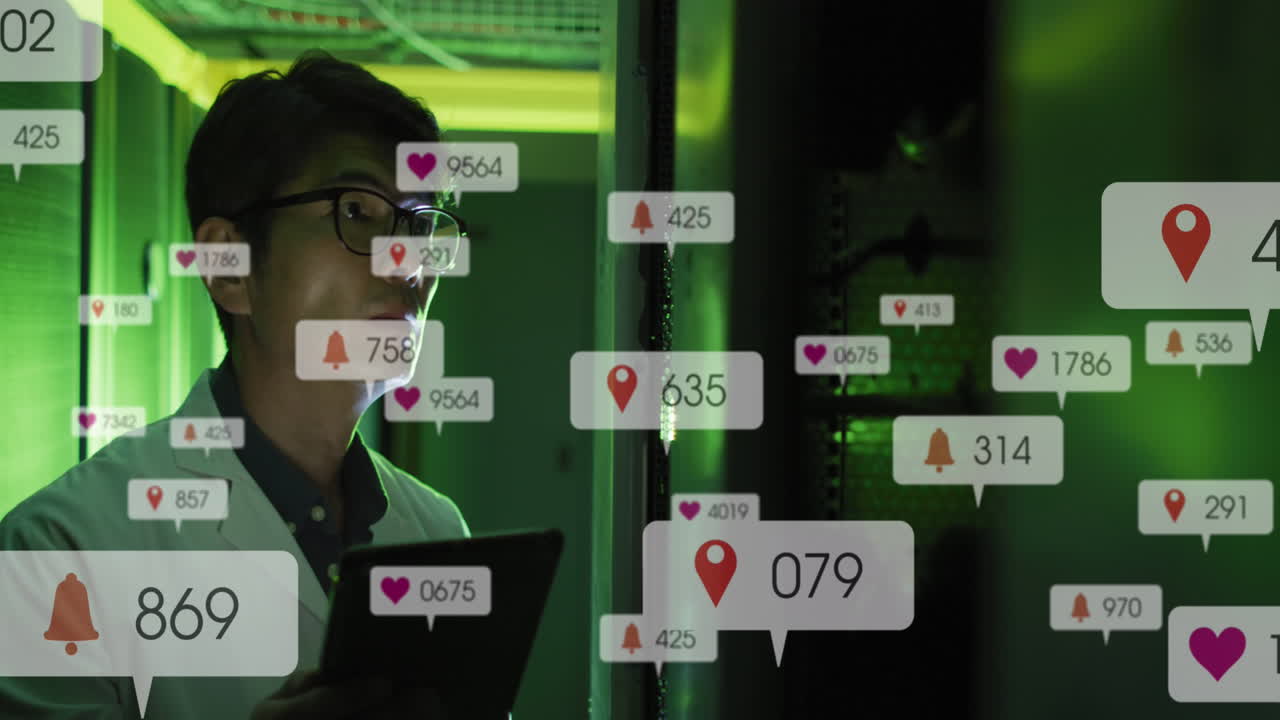 서버 에서 디지털 태블릿을 사용하는 아시아 남성 엔지니어에 대한 소셜 미디어 아이콘의 애니메이션