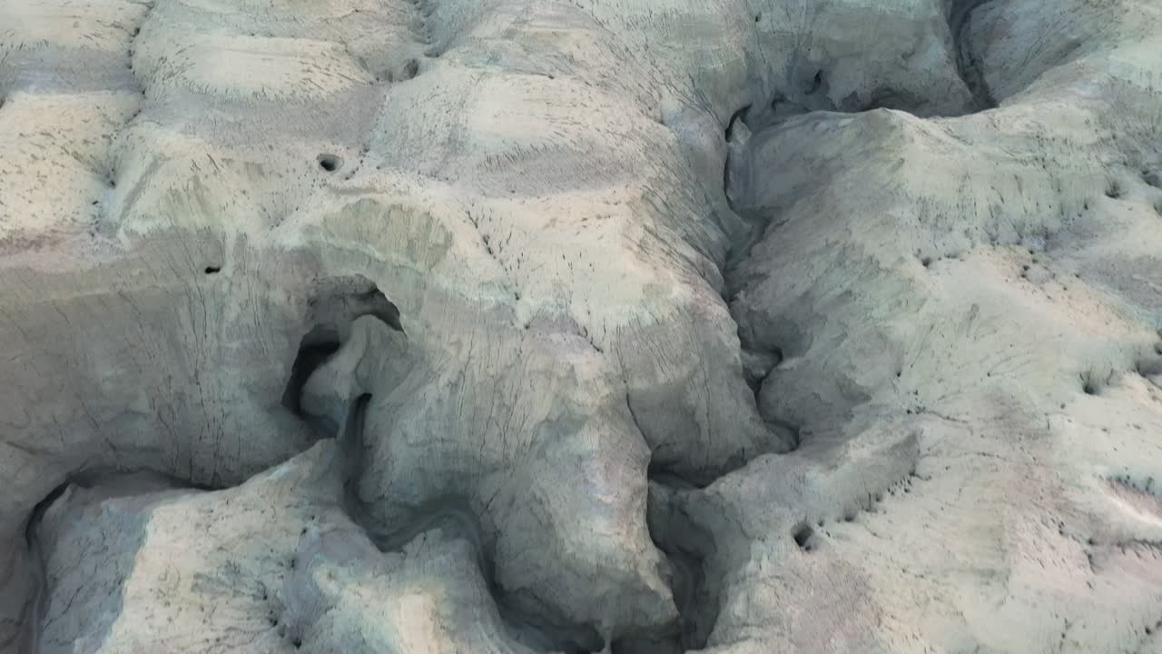 toma aérea de arriba hacia abajo en k en arroyo