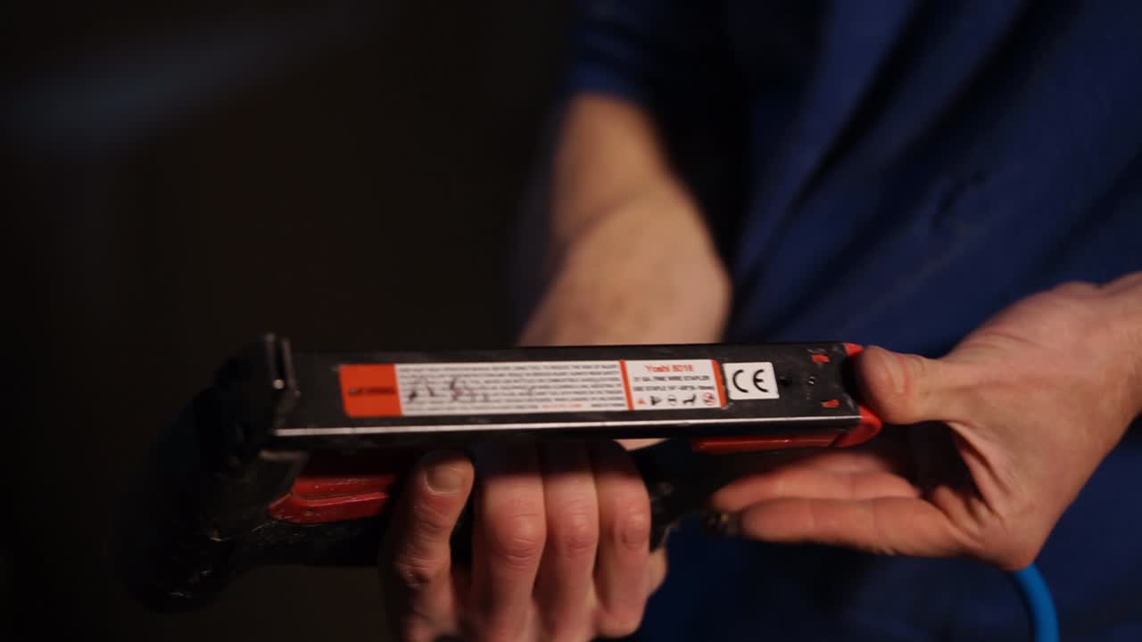 기압 스테이플러를 사용하는 사람